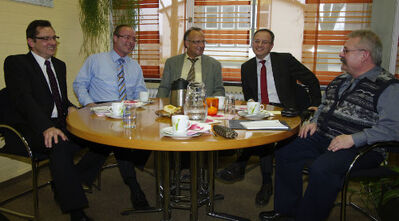 Stadtkämmerer Diem, Bürgermeister Dr. Sipple, Schulleiter Miller, MdL Stoch und Gemeinderat Fuchslocher (v.l.)