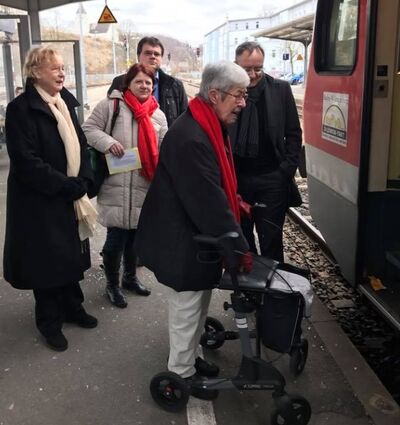 Mit dem Rollator hat Eva Oppermann keine Chance, alleine in den Zug zu kommen.
