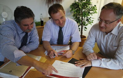 Elmar Zillert, Jochen Henne und Andreas Stoch im Gespräch (v.l.)