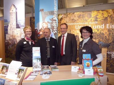 Ellen Weiß (Stadt Giengen), Michael Walter (Burg Katzenstein), MdL Andreas Stoch u. Monika Suckut (Landratsamt HDH)
