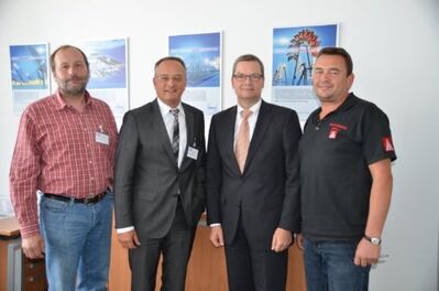 v.l. Rainer Lindenmayer, Andreas Stoch, Geschäftsführer Dr.-Ing. Michael Fried und Betriebratsvorsitzender Georg Mayer