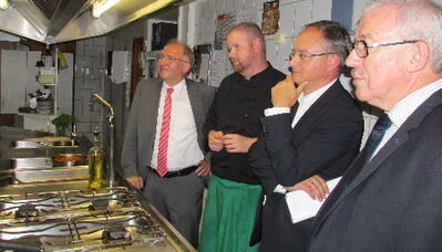 Staatssekretär Hofelich mit Martin Bosch, Minister Stoch und Bürgermeister Domberg (v.l.)