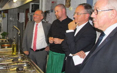 Peter Hofelich (li.) war bereits im August in Heidenheim und besuchte das Hotelrestaurant Linde.