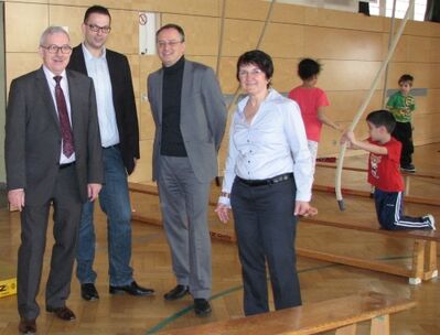 Von links: BM Domberg, Rektor Glückschalt, MdL Stoch und Kindergartenleiterin Stumpf