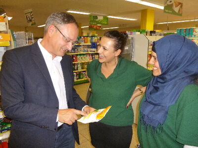 Andreas Stoch im Gespräch mit den Azubis Lea Fischer und Esma Atacan (v.l.)
