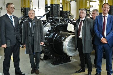 Geschäftsführer Michael Schuck (l) und Dr. Matthias Aust (r) mit Andreas Stoch und Bürgermeister Olaf Bernauer