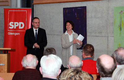 Andreas Stoch und SPD-Stadträtin Monika Albrecht-Groß vor voller Hürbetalhalle