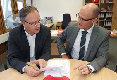 Andreas Stoch und Jobcenterleiter Albert Köble im Austausch