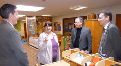 Andreas Stoch und OB Henle in der Kita in der Lederstraße.