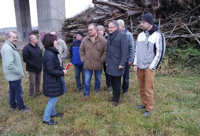 Andreas Stoch mit SPD-Stadt- und Kreisräten am Hürbener Autobahnabschnitt
