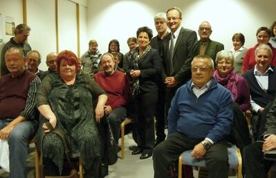 Ministerin katrin Altpeter und Andreas Stoch im Gespräch mit Vertretern der Selbsthilfegruppen