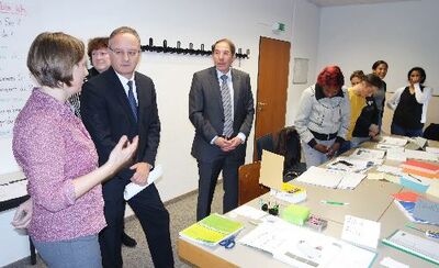 Andreas Stoch mit OB Bernhard Ilg im Gespräch mit VHS-Dozentin Sylvia Fritz