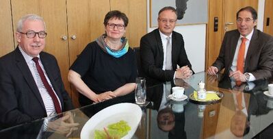 OB Ilg (re) und BM Domberg (li) mit Leni Breymaier und Andreas Stoch im Gespräch