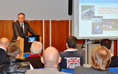 Andreas Stoch vor den Vertretern der Sportverein im Landkreis