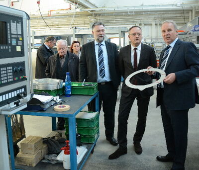 Die T+H-Geschäftsführer Hebsacker (v.l) und Truckenmüller (v.r.) mit Andreas Stoch