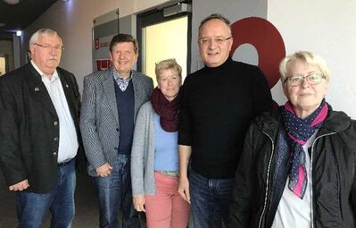 Andreas Stoch mit dem VdK-Vorstand Gerd Zipser, Wolfgang Klook, Angelika Schiele-Baun und Liselotte Haag (v.l.).