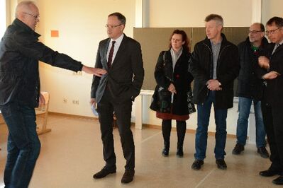 Gesellschafter und Sprecher des Arbeitskreises Dorfladen Heuchlingen stellt Andreas Stoch die Pläne vor.