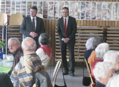 Bürgermeister Olaf Bernauer (li.) und Andreas Stoch (re.) beim Seniorentreff des Fördervereins Seniorenarbeit.