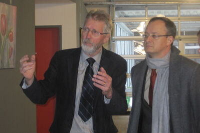 Senior-Firmenchef Wieland Grupp (li) führt Andreas Stoch durch seinen Betrieb.