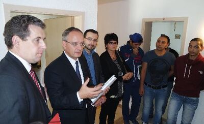 Peter Polta, Andreas Stoch, Michael Singer und Sabine Bodenmüller im Gespräch mit Flüchtlingen (v.l.)