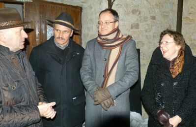 Die Burgleute Walter (äußerst li. u. re.) begrüßen Bürgermeisterstellvertreter Scherer (2.v.l.) und MdL Stoch